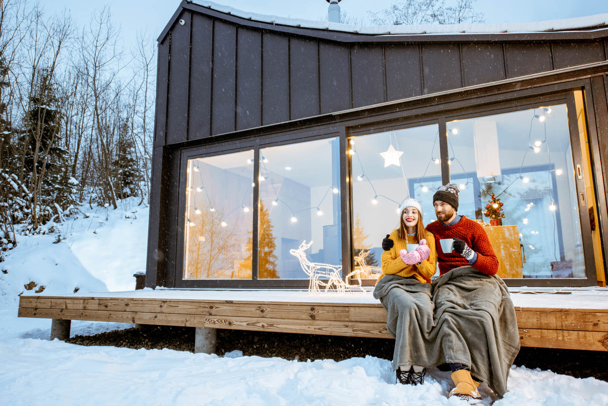 Couple réchauffe près de la maison pendant les vacances d’hiver