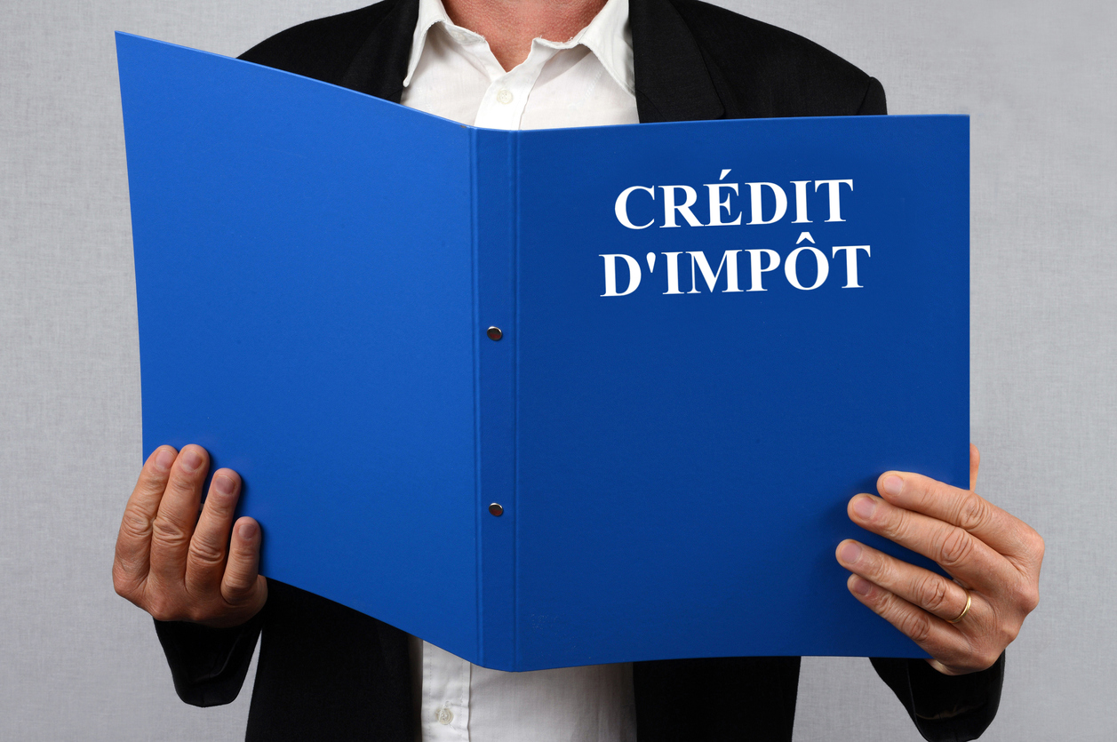 Homme consultant le dossier crédit d'impôt