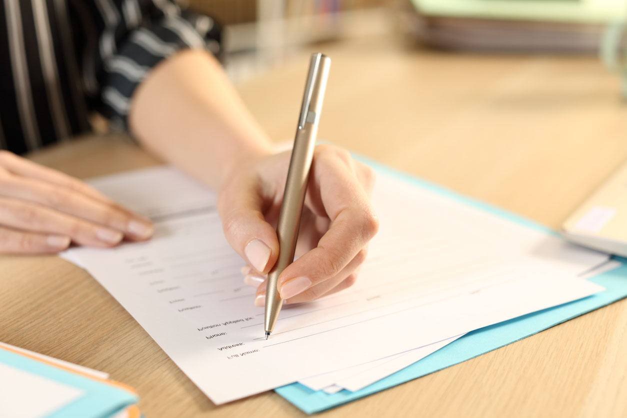 Mains de femme remplissant la declaration de sinistre