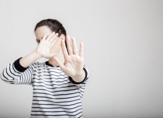 Femme ne veut pas être prise enphoto