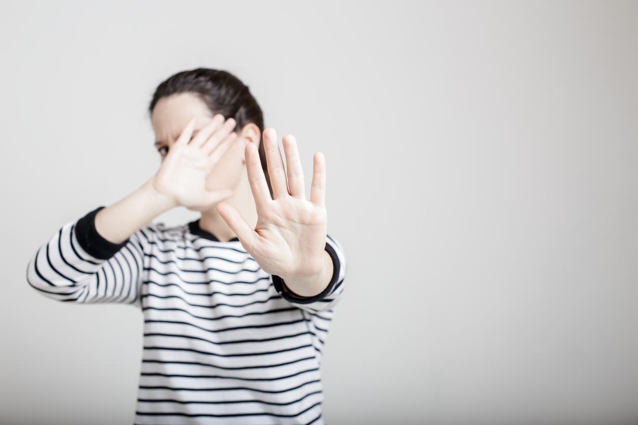 Femme ne veut pas être prise enphoto