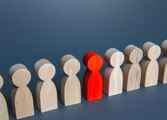 Groupe de personne avec une personne rouge qui se démarque
