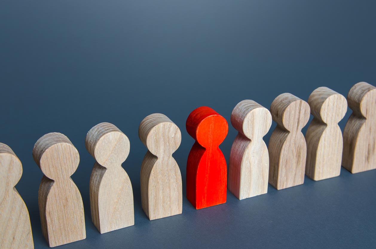 Groupe de personne avec une personne rouge qui se démarque