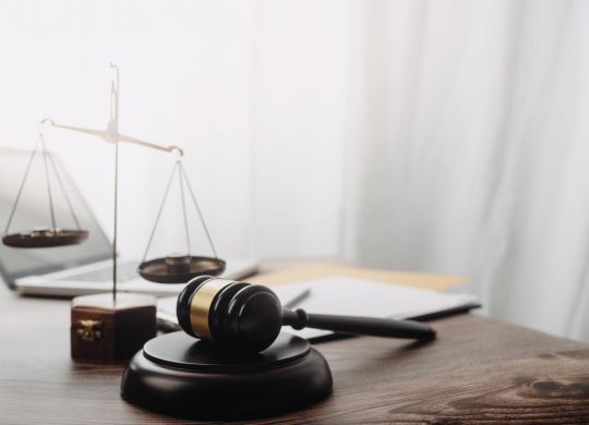 Balance et marteau de la justice sur un bureau de juge