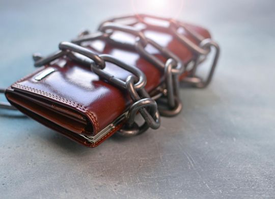 Chaines et cadenas sur portefeuille