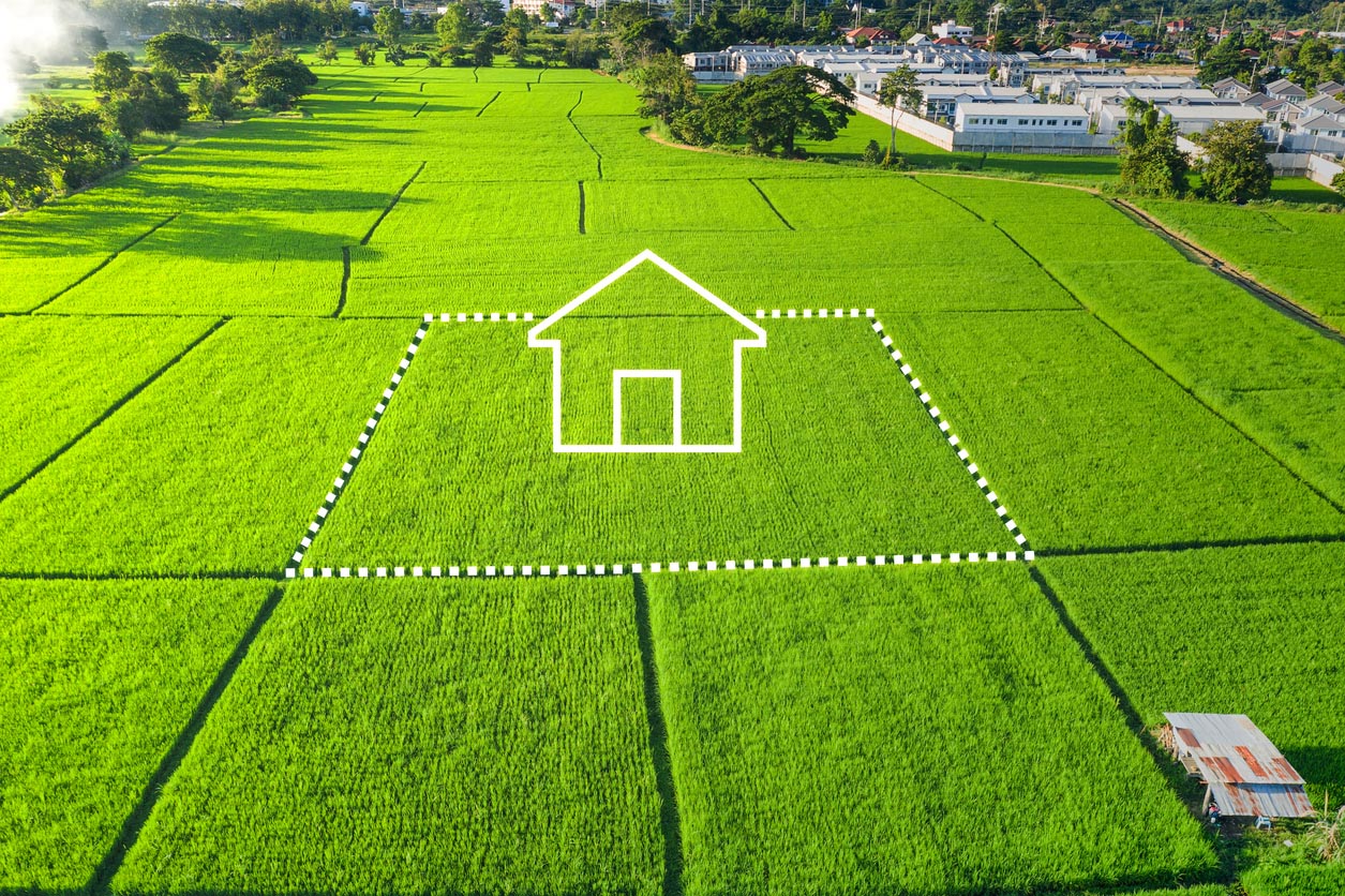 Icone de maison au milieu d'une vue aérienne de terrains pré découpés