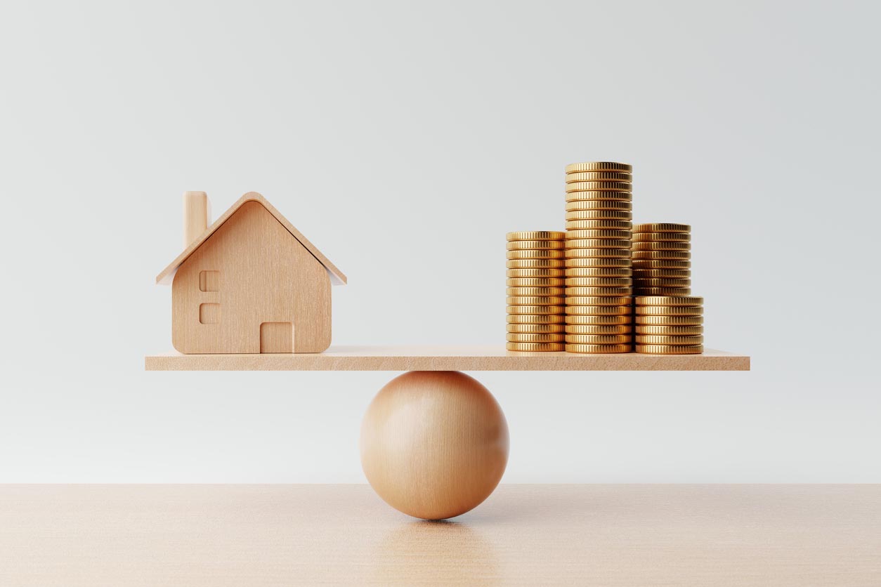 Concept de maison en équilibre avec de l’argent
