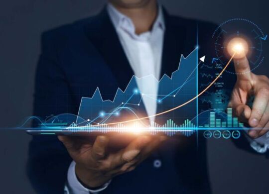 Homme d’affaires tenant une tablette et dessine un hologramme virtuel croissant de statistiques