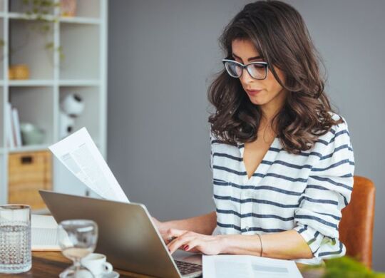 Prelevement Chubb European Group Limited, Femme Analyse Ses Relevés Bancaires